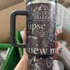 Detailed Eclipse themed travel mug with Washington landmarks.