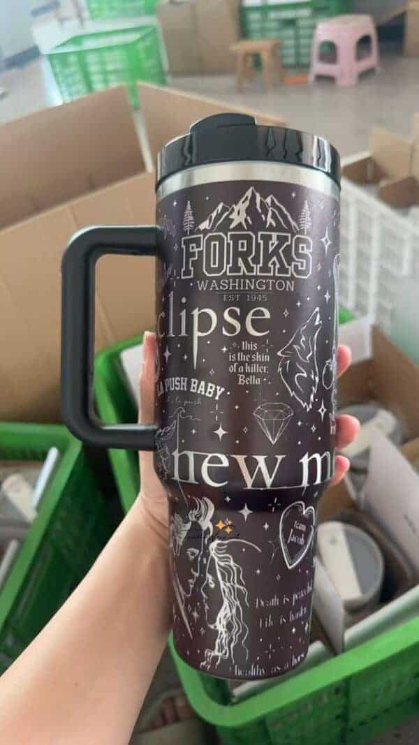 Detailed Eclipse themed travel mug with Washington landmarks.